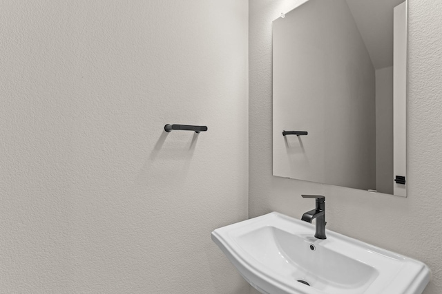 bathroom featuring a sink