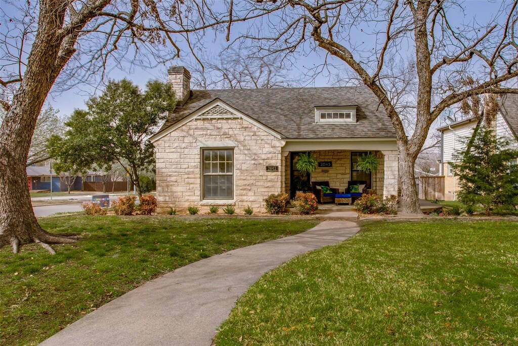 view of front of home featuring covered porch and a front yard