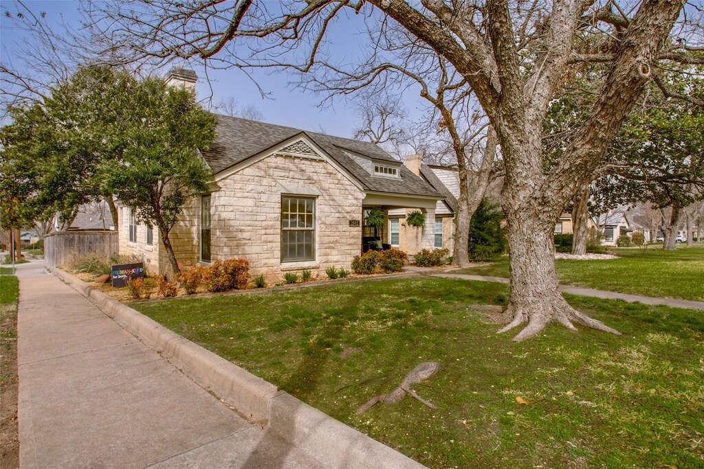 view of front facade with a front yard