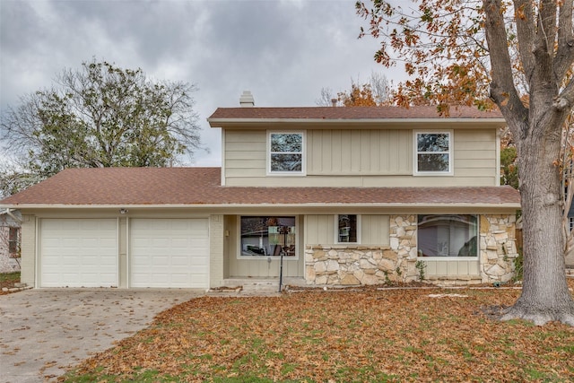 view of front property featuring a garage