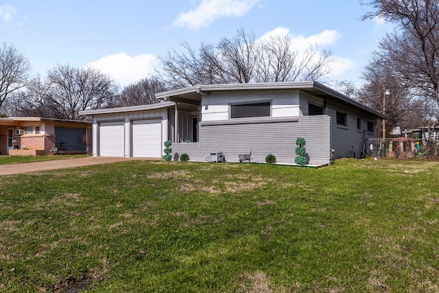 view of front of property featuring a garage and a front lawn