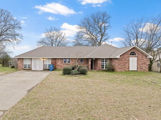 ranch-style house featuring a front lawn