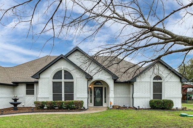 view of front of house featuring a front yard