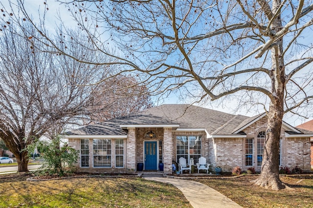 ranch-style home featuring a front lawn