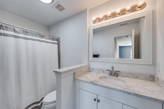 bathroom with a shower with curtain, visible vents, vanity, and toilet