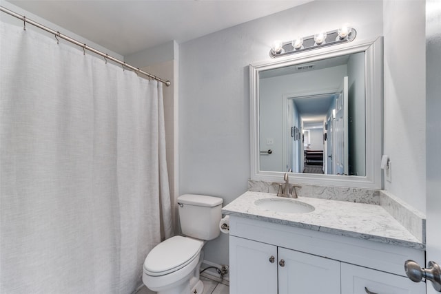 full bath featuring toilet, a shower with curtain, visible vents, and vanity