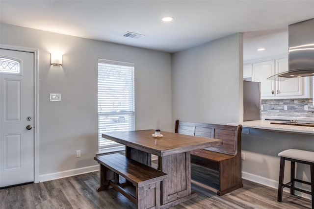 dining space featuring dark wood-style floors, baseboards, visible vents, and recessed lighting