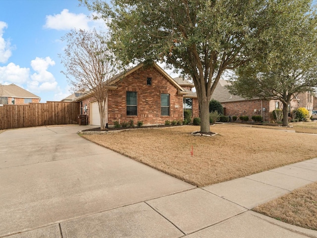 view of front facade featuring a garage and a front yard