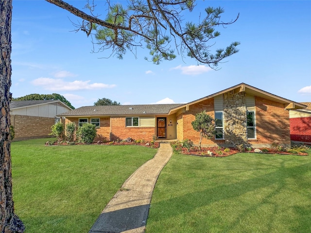 ranch-style home featuring a front lawn