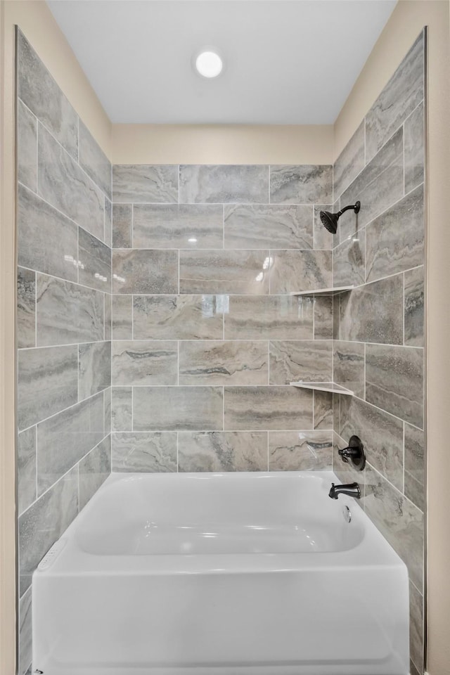 bathroom with tiled shower / bath