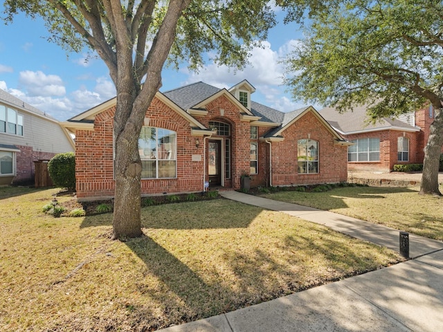 view of front facade featuring a front lawn