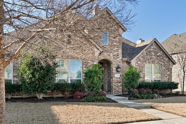 view of front of property featuring a front lawn