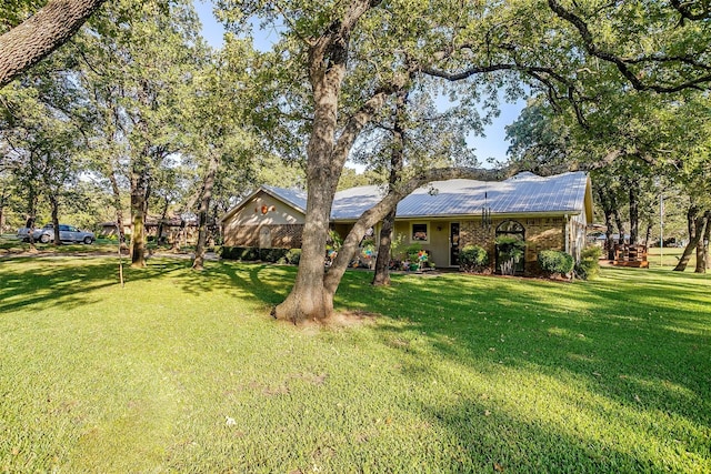 single story home with a front lawn