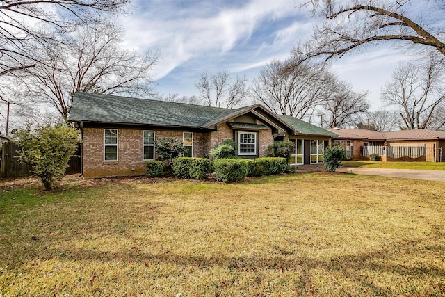 ranch-style home featuring a front lawn