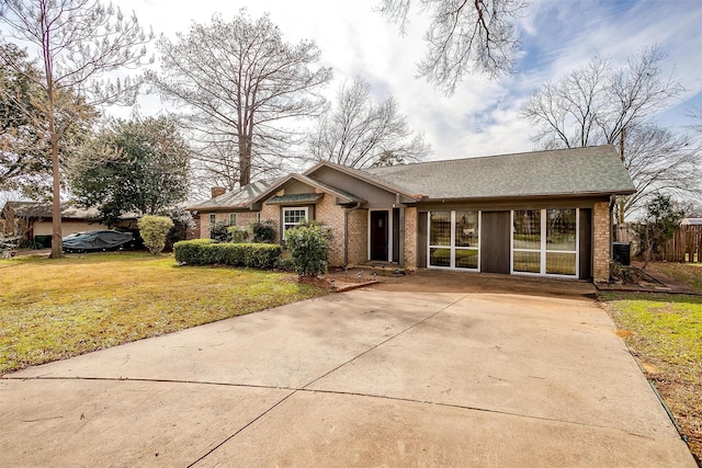 ranch-style house featuring a front lawn