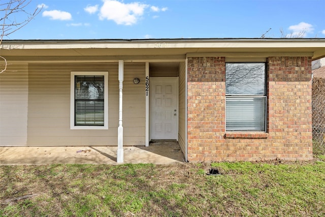 entrance to property featuring a porch