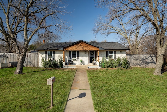 ranch-style house featuring a front yard