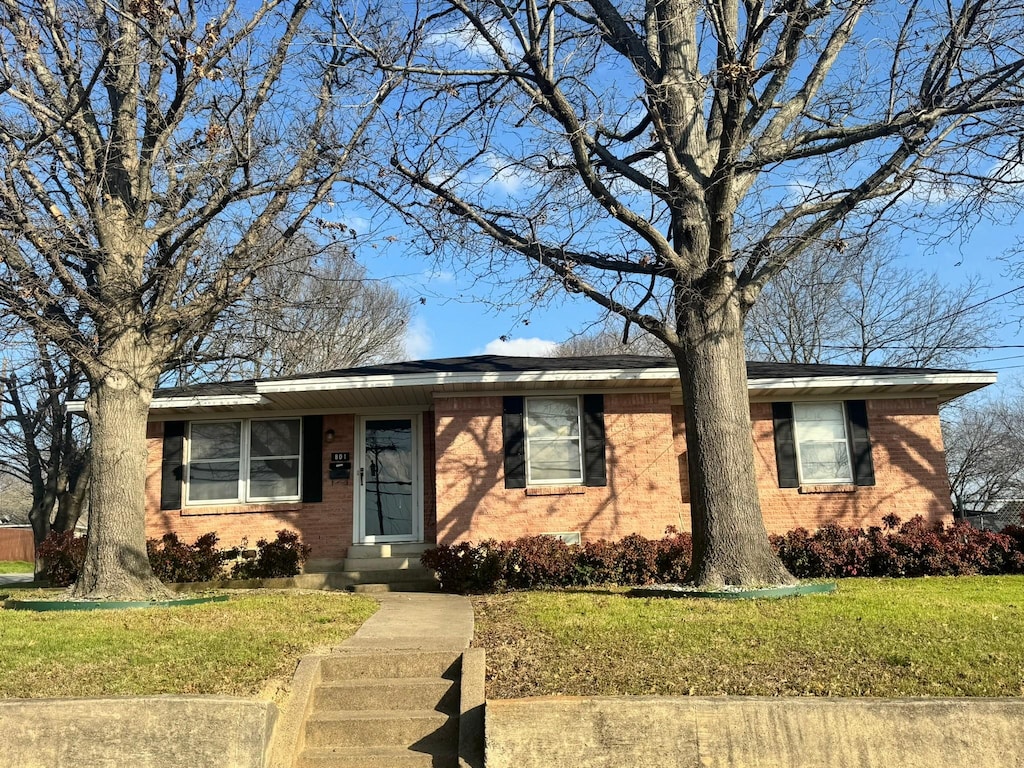 single story home with a front lawn