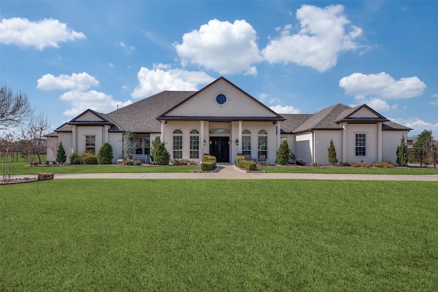 view of front of property featuring a front lawn