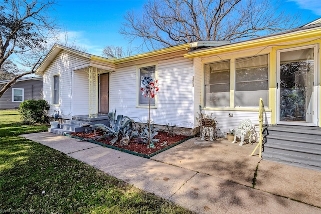 view of front of home featuring a front yard