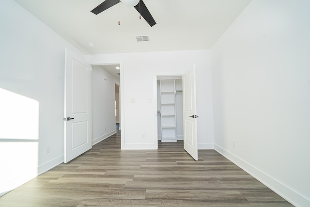 unfurnished bedroom with light hardwood / wood-style flooring, a closet, and ceiling fan