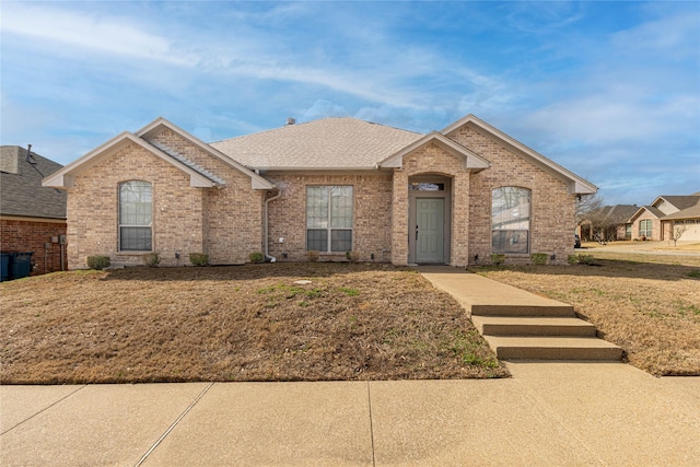 view of front of house featuring a front lawn