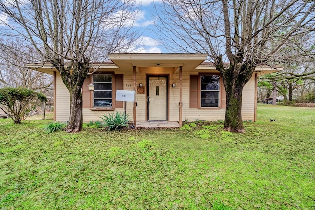 view of front facade with a front yard