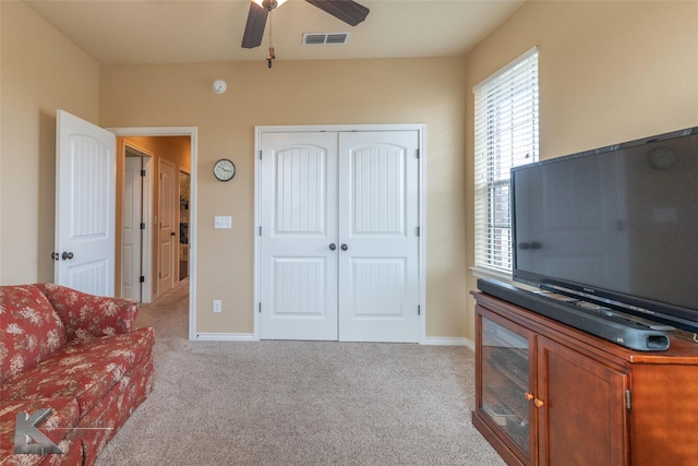 carpeted living room featuring ceiling fan