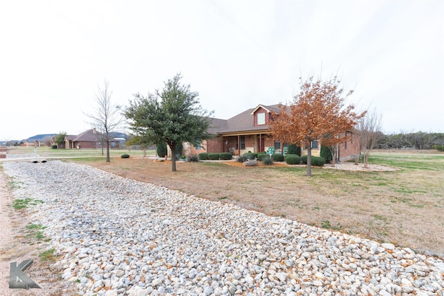 view of front facade featuring a front yard and a porch