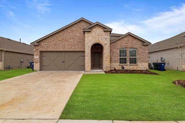 view of front facade featuring a garage and a front yard