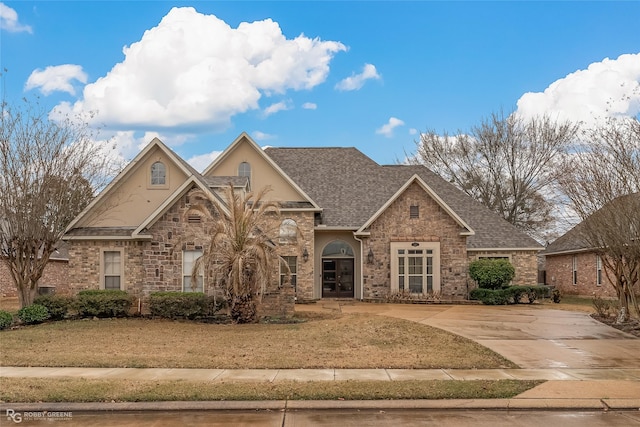 view of front of home featuring a front lawn