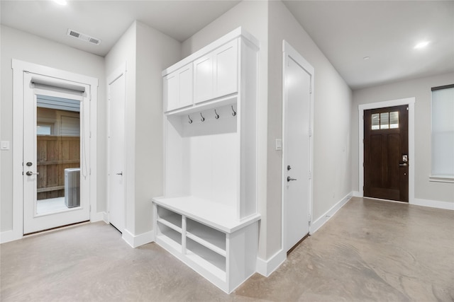 625 N Tyler St Unit 402, Dallas, TX 75208 - mudroom with visible vents, finished concrete flooring, and baseboards