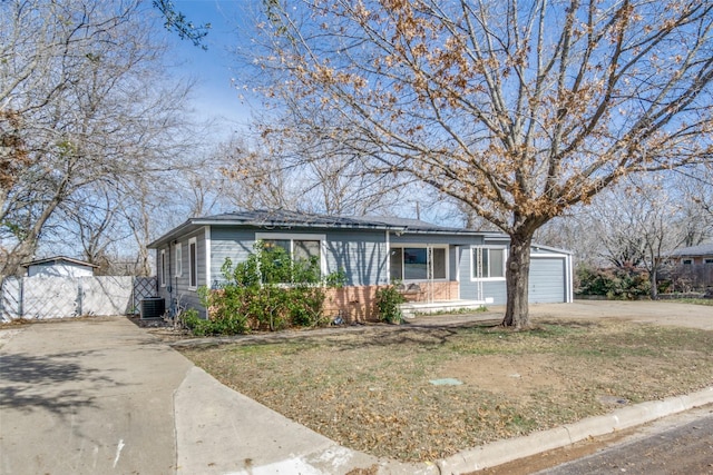 view of front of home featuring cooling unit and a front yard