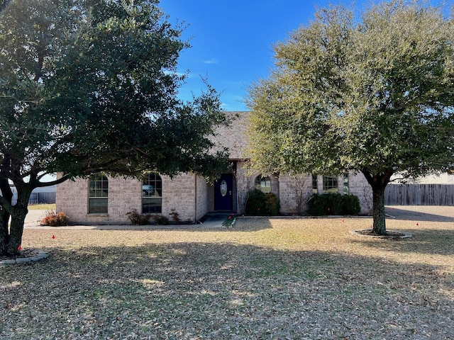 view of front of home featuring a front yard