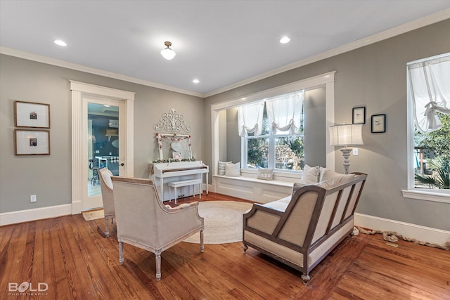 living area featuring recessed lighting, crown molding, baseboards, and wood finished floors