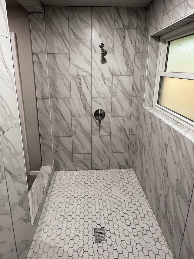 bathroom featuring tiled shower