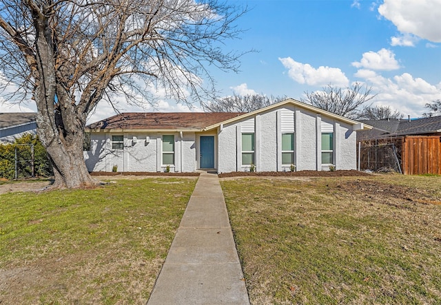 view of front of property featuring a front yard