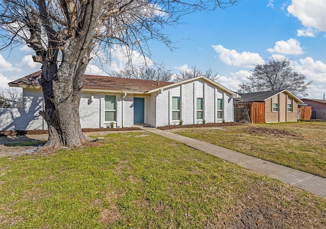 view of front of home featuring a front yard