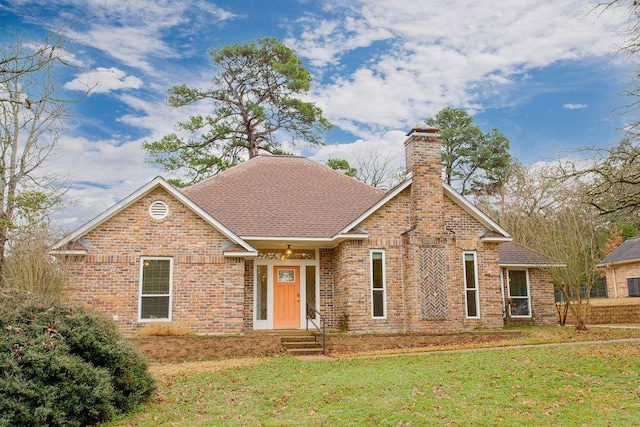 view of front of house with a front lawn