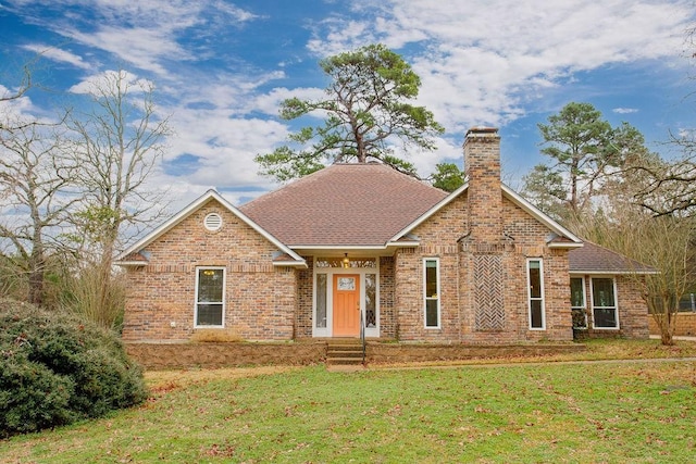 view of front of house featuring a front lawn