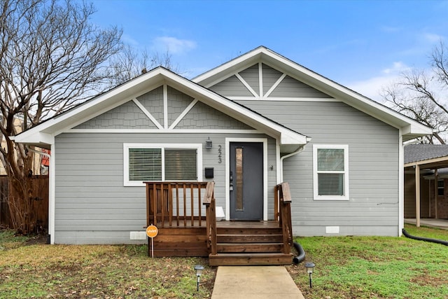 bungalow featuring a front lawn