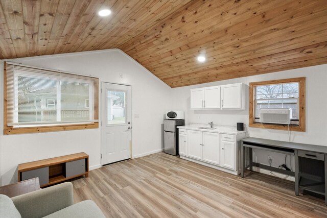 223 S Oak Cliff Blvd, Dallas, TX 75208 - kitchen with decorative backsplash, visible vents, a sink, stainless steel fridge with ice dispenser, and baseboards