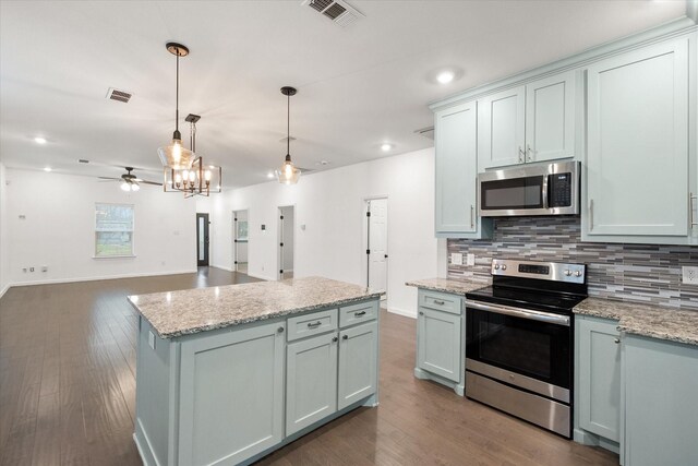223 S Oak Cliff Blvd, Dallas, TX 75208 - bathroom featuring baseboards, double vanity, a sink, and toilet