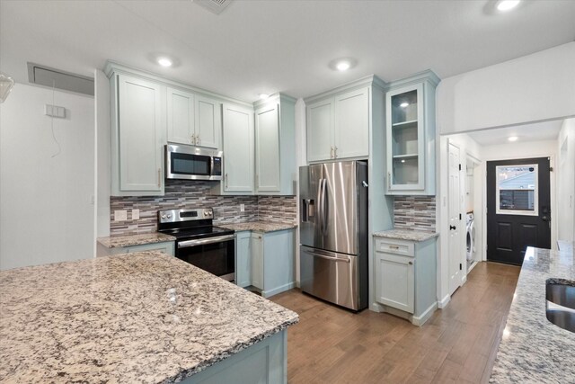223 S Oak Cliff Blvd, Dallas, TX 75208 - clothes washing area featuring independent washer and dryer, dark wood-style flooring, laundry area, a sink, and a chandelier