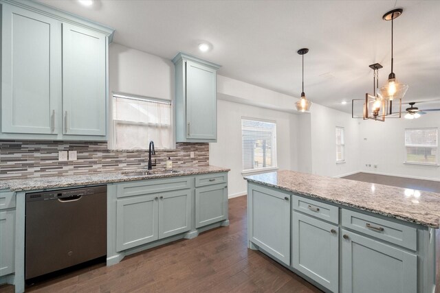 223 S Oak Cliff Blvd, Dallas, TX 75208 - bathroom with visible vents, bathtub / shower combination, wood finished floors, vanity, and toilet