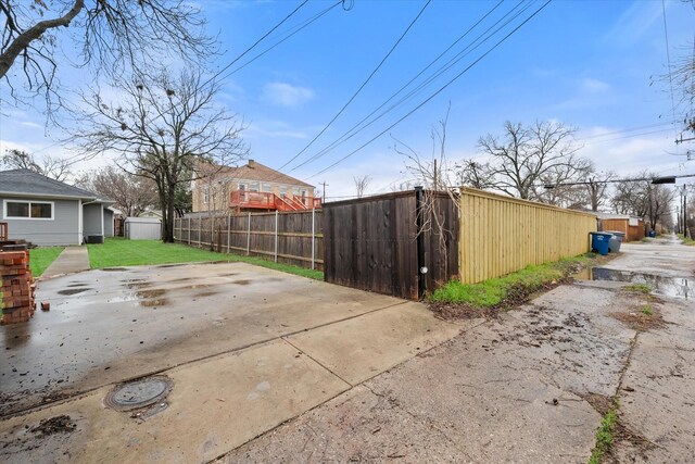 223 S Oak Cliff Blvd, Dallas, TX 75208 - living area featuring baseboards, vaulted ceiling, wood ceiling, and light wood-style floors