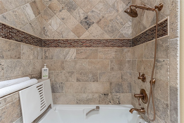 bathroom featuring tiled shower / bath