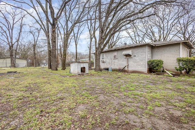 view of yard featuring an outbuilding