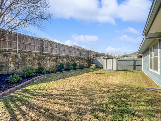 view of yard featuring a storage shed