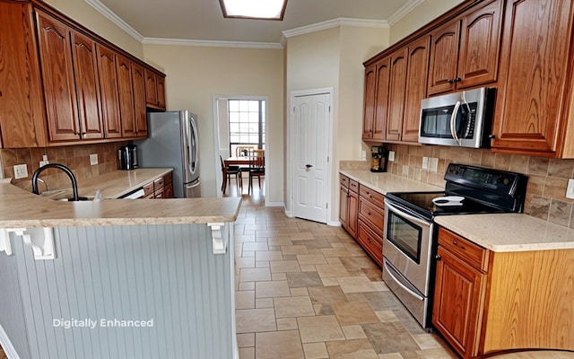 kitchen with stainless steel appliances, decorative backsplash, crown molding, a breakfast bar, and kitchen peninsula